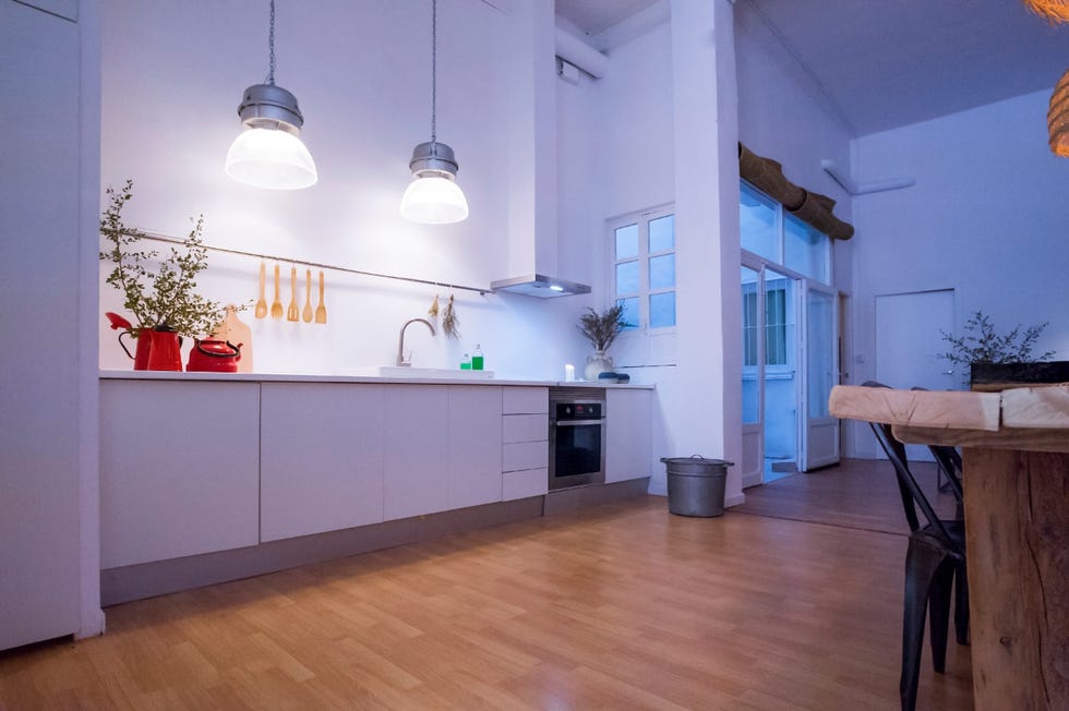cocina blanca abierta de diseño moderno