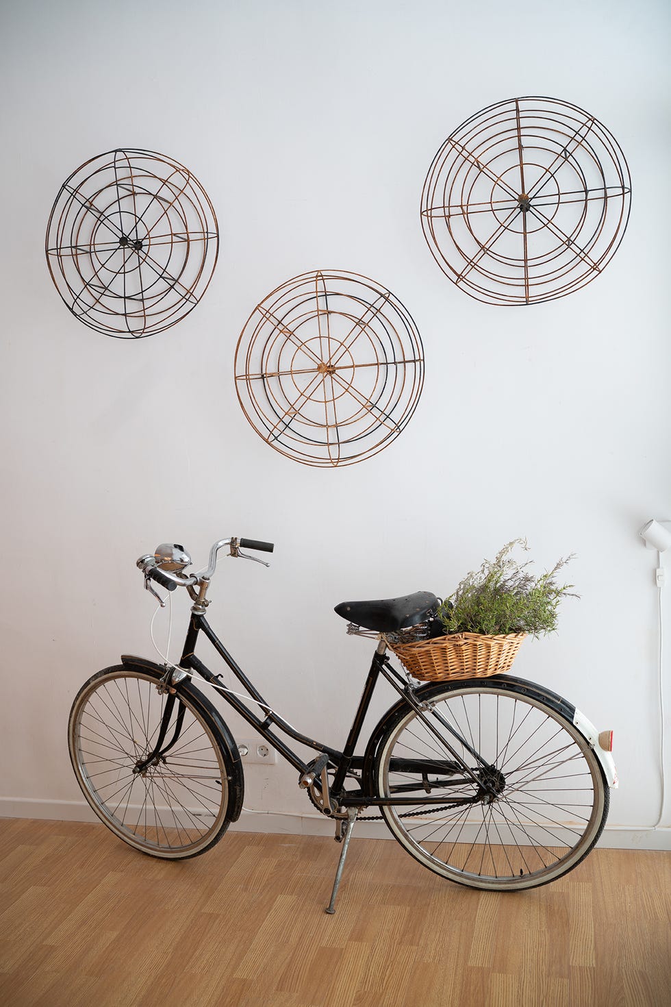 pared con decoraciones antiguos de metal