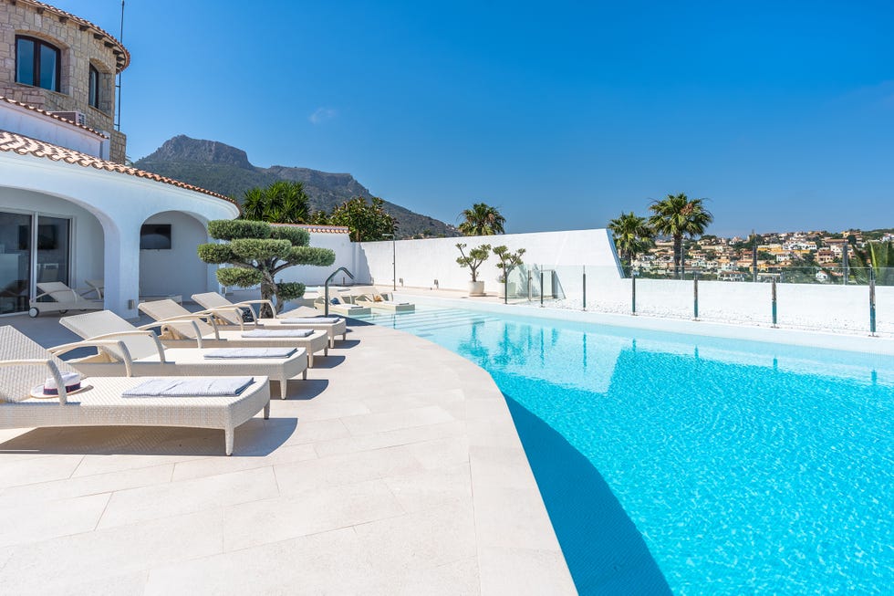 casa con piscina frente al peñón de ifach de airbnb