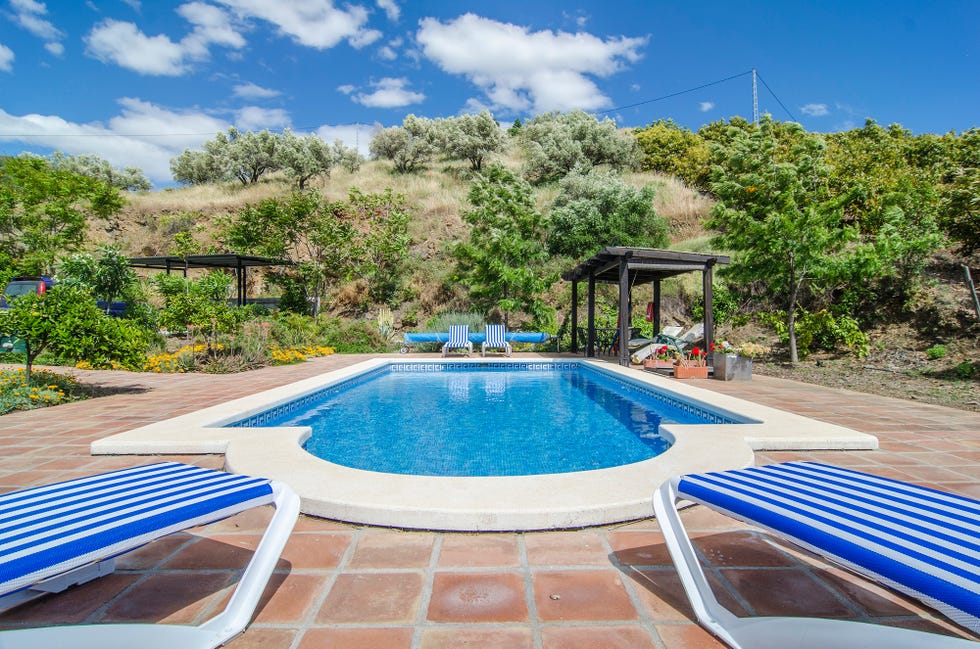 piscina junto al jardín