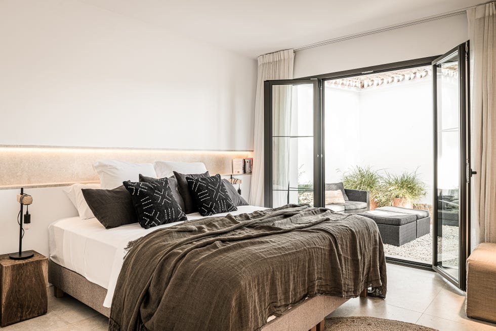 dormitorio con terraza decorado en tonos neutros