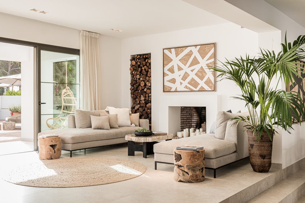 salón de estilo mediterráneo decorado en tonos neutros, madera y plantas