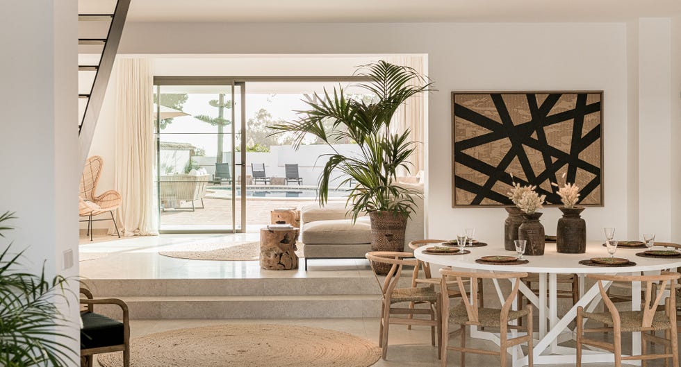 salón comedor decorado en tonos neutros con muebles de madera y fibras naturales