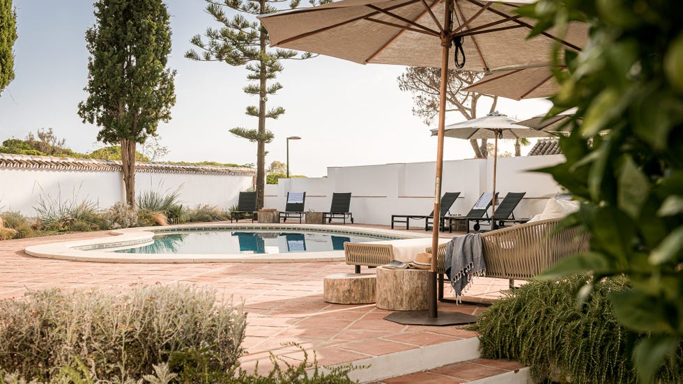 piscina y tumbonas