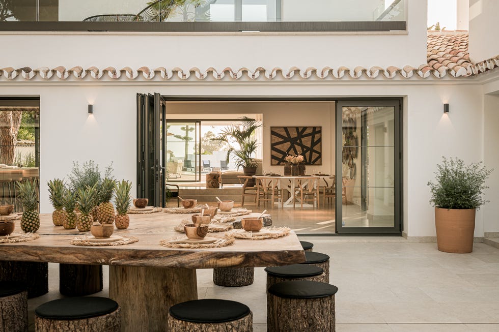 patio con mesa de comedor y taburetes de madera con estilo rústico