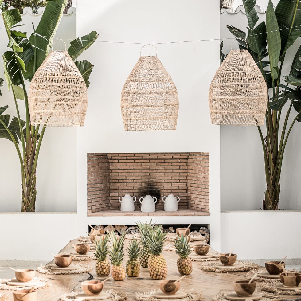 patio con barbacoa de piedra y mesa de madera rústica