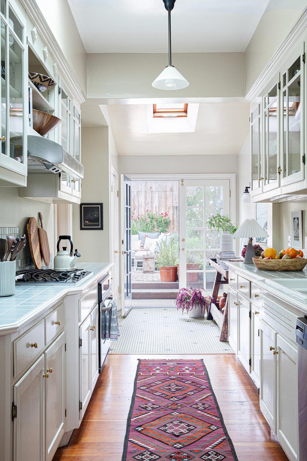 cocina de estilo rústico con acceso al patio