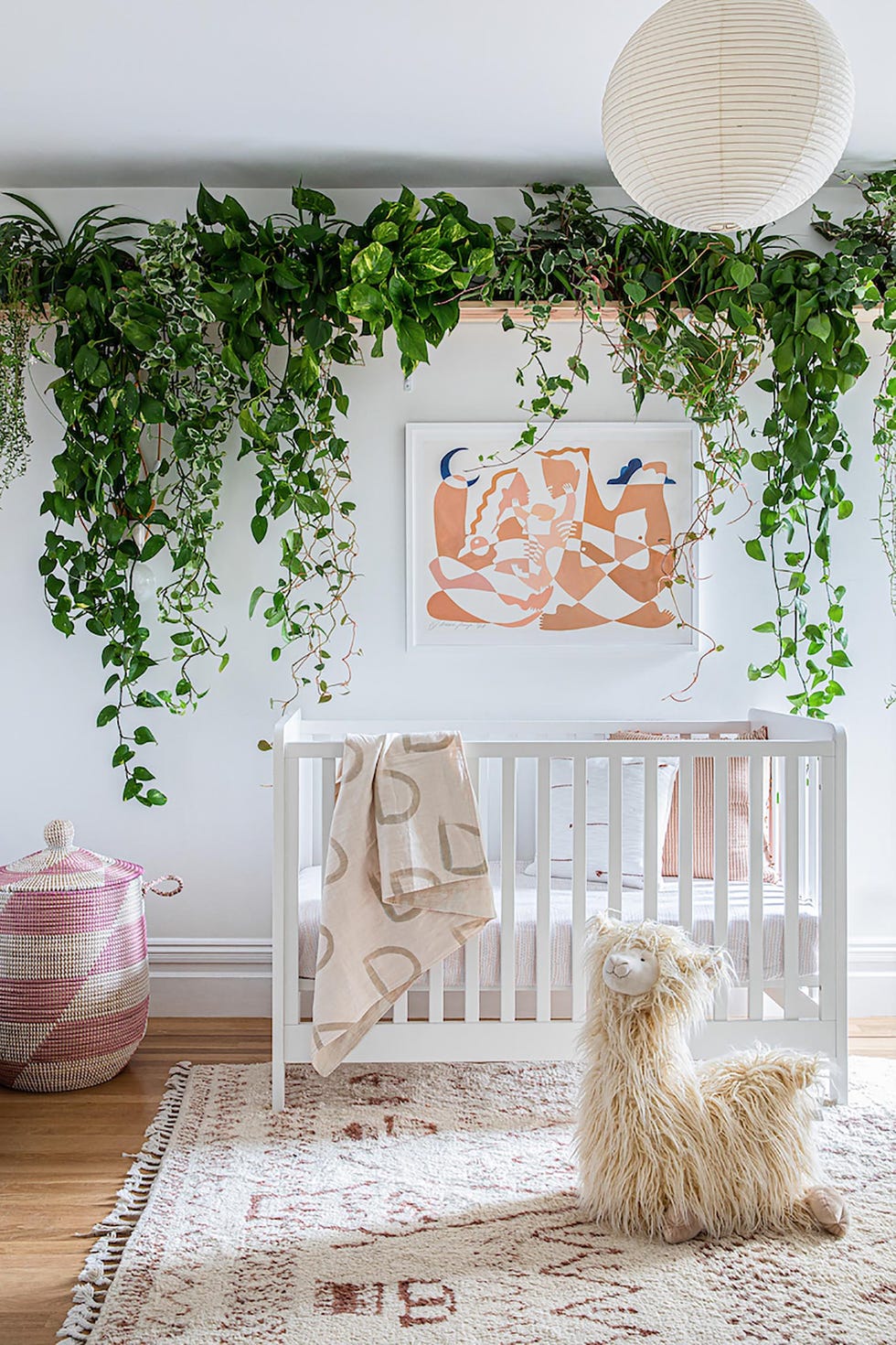 habitación de bebé de estilo boho chic decorada con plantas colgantes
