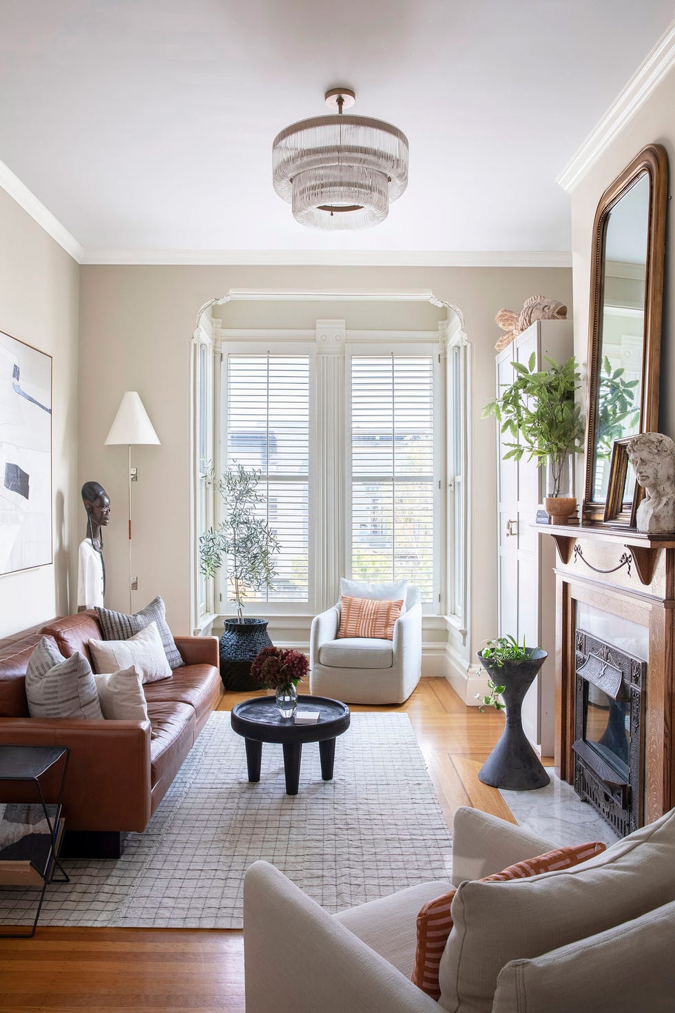 salón con chimenea decorado con estilo boho y piezas vintage en tonos neutros