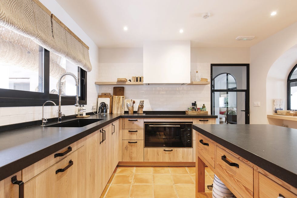 casa en la costa cocina con muebles de madera