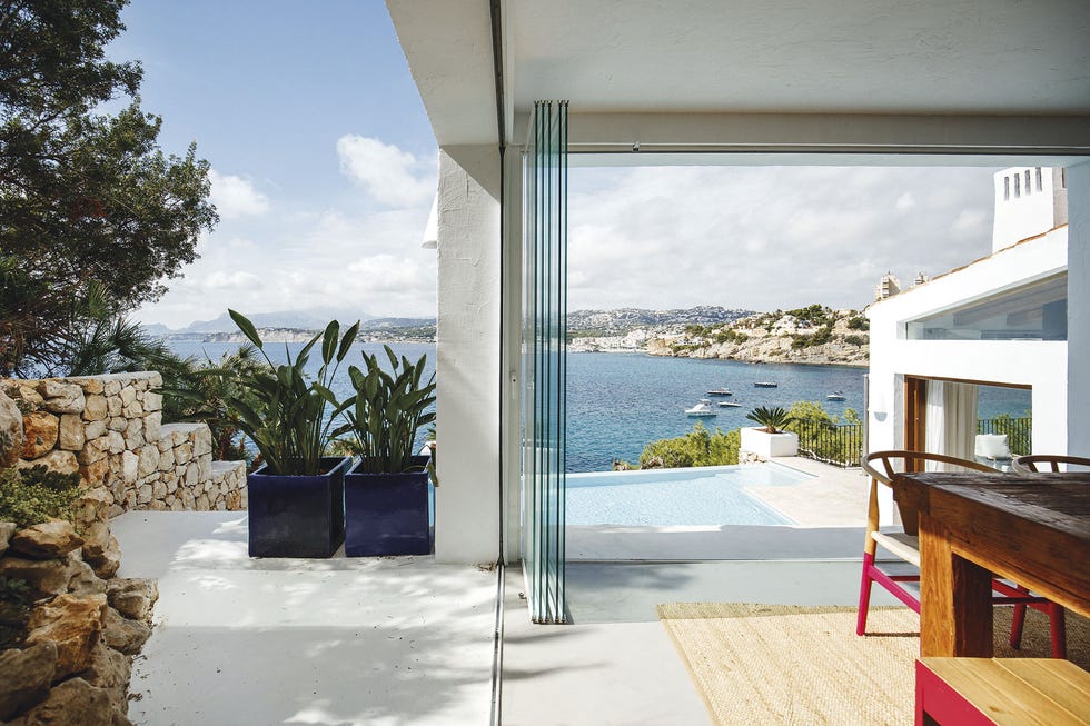 casa en la costa comedor abierto al exterior con vistas al mar