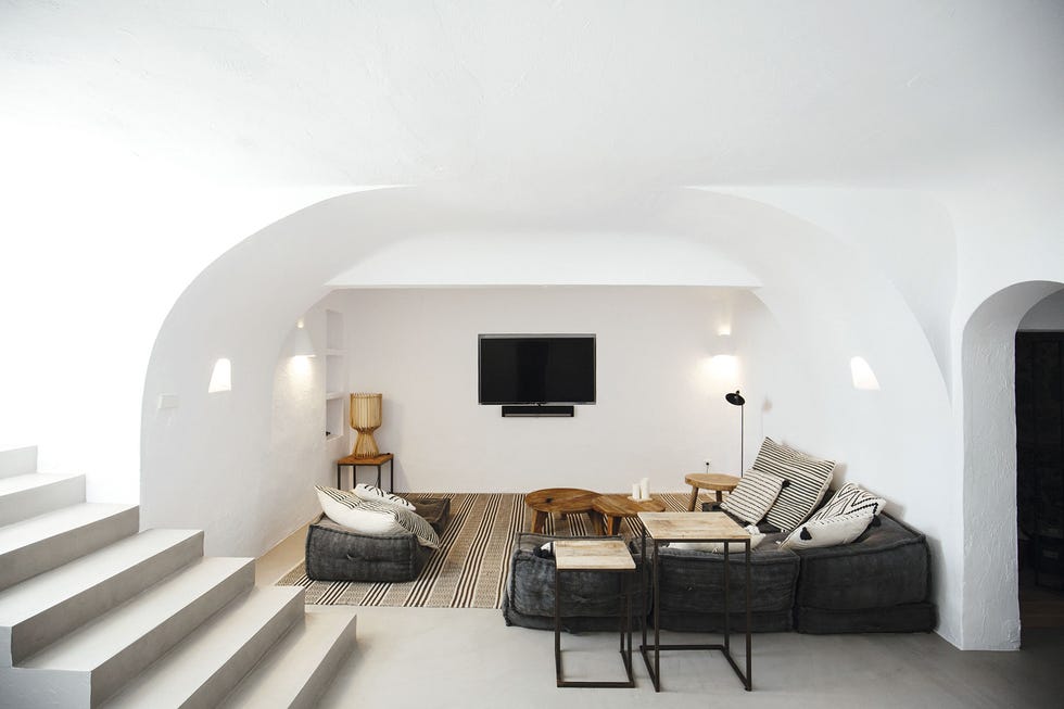 casa en la costa salón estilo chill out con un gran sofá
