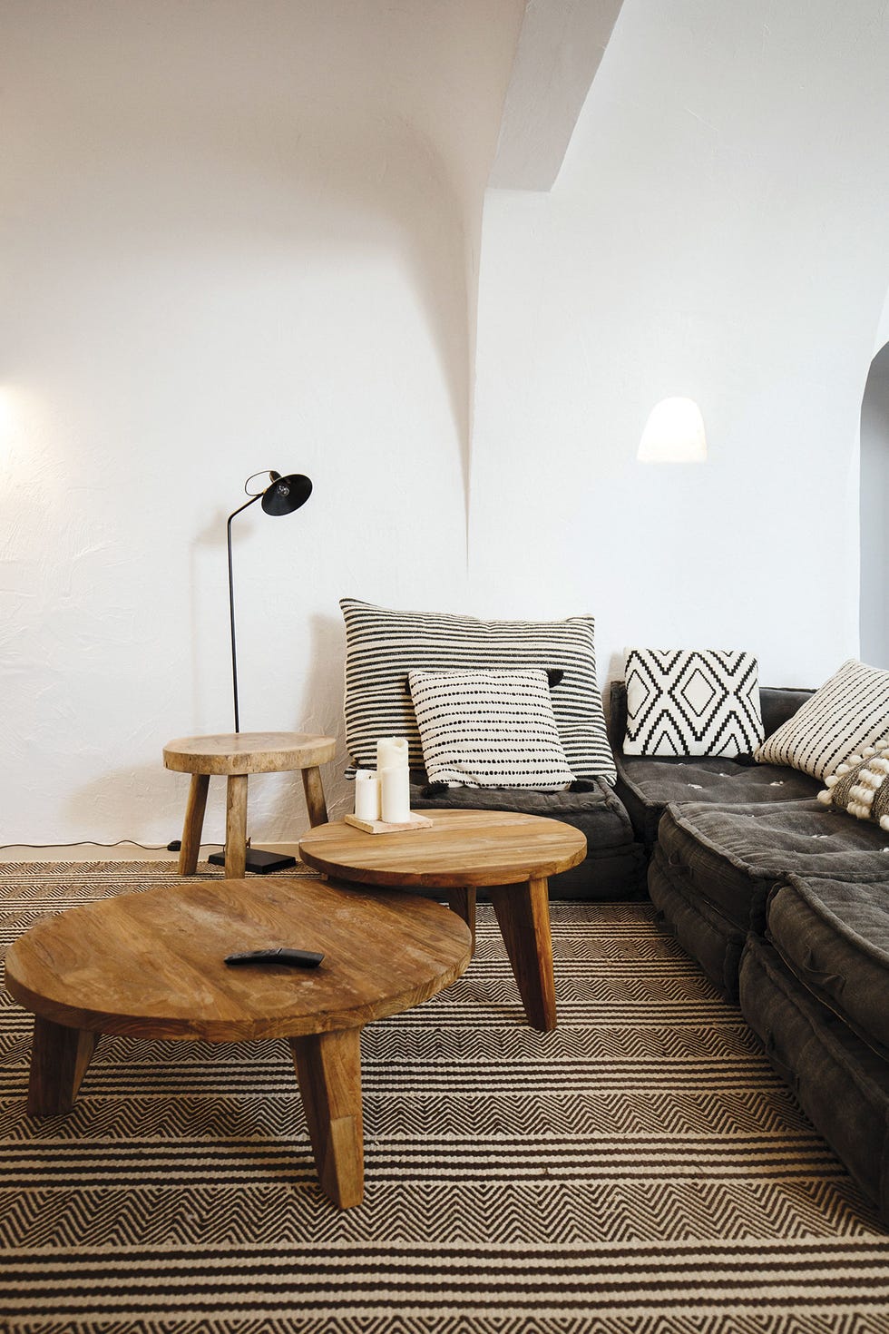 casa en la costa salón con sofá en esquina y mesas de centro de madera