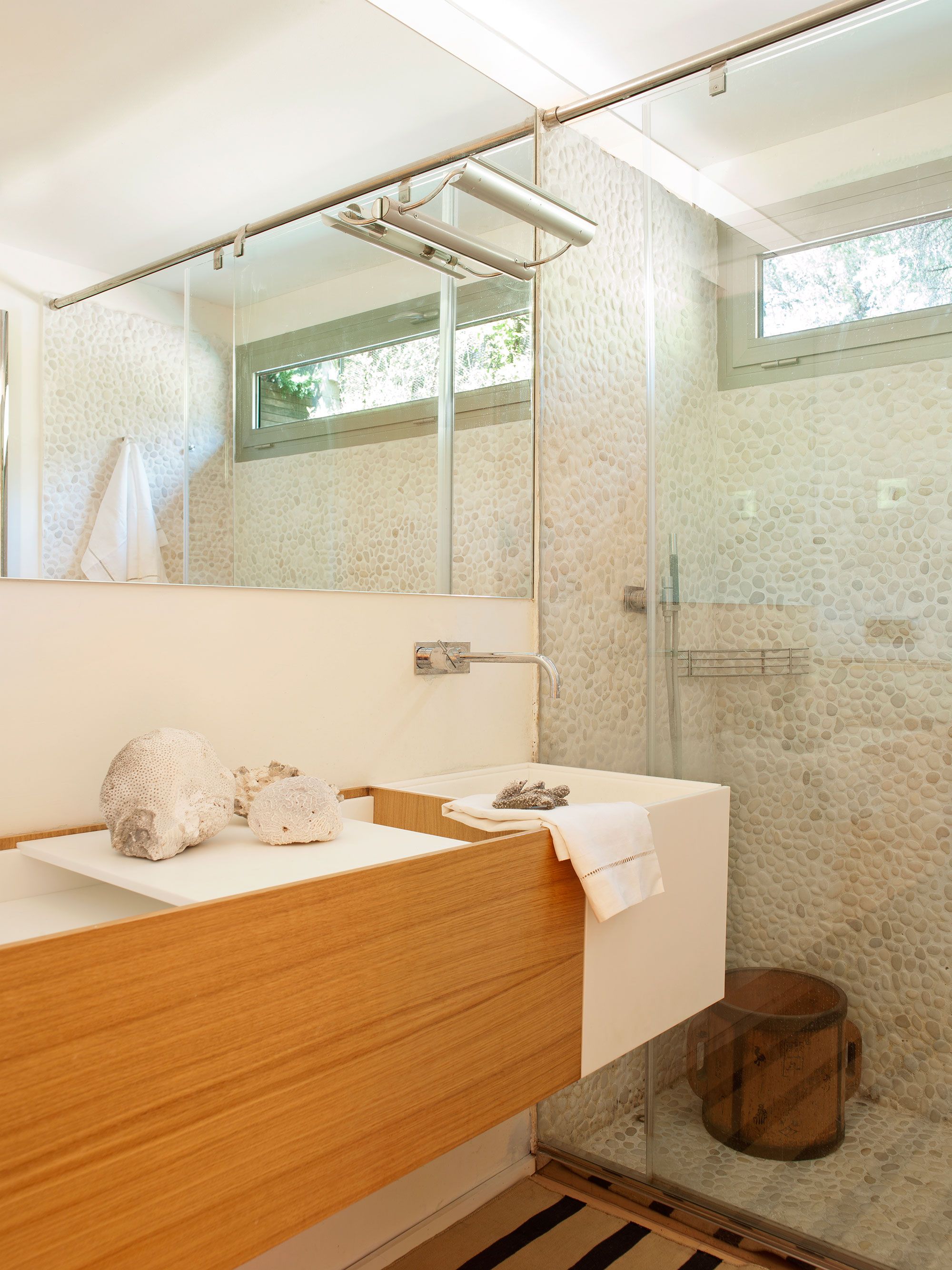 20 baños en blanco y madera: son modernos, acogedores ¡y llenos de buenas  ideas!