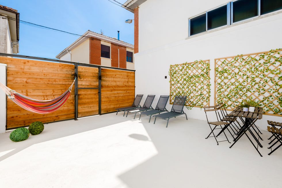 patio decorado con hamacas y comedor exterior