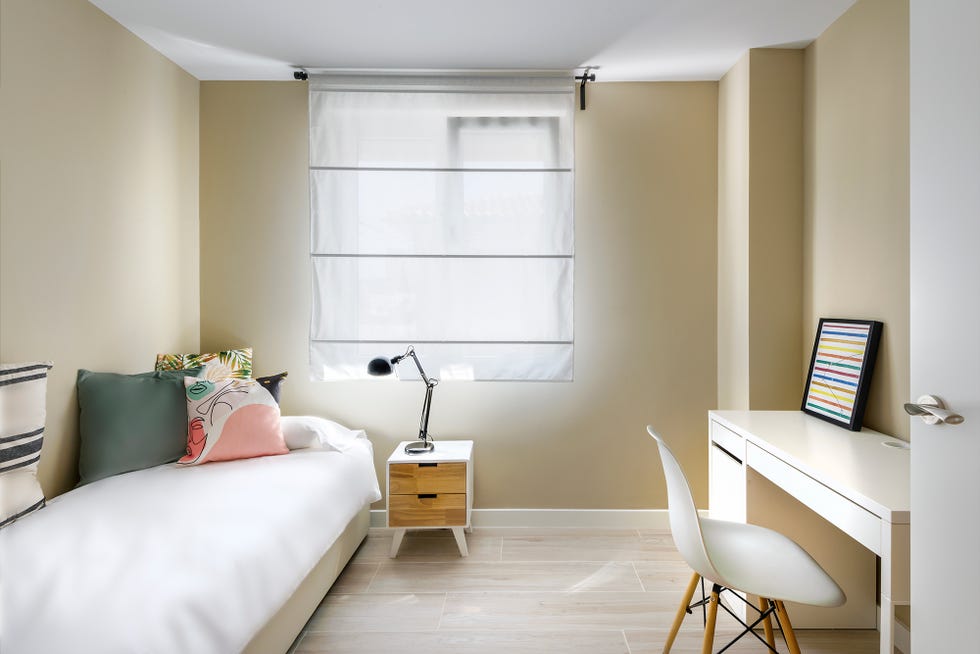 dormitorio individual con escritorio en color blanco de diseño moderno