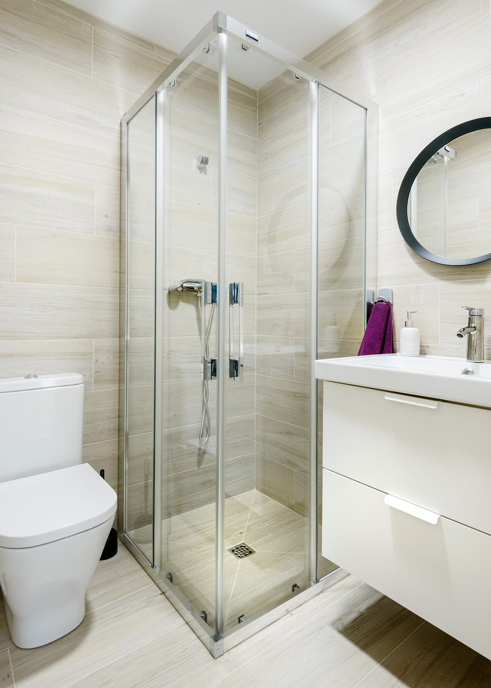 baño con ducha de obra y mampara transparente