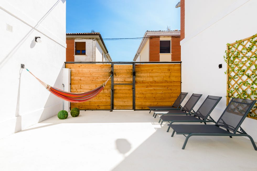 patio decorado con hamacas y cerramiento de madera