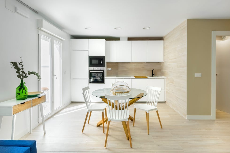 cocina con office de diseño moderno decorada en blanco