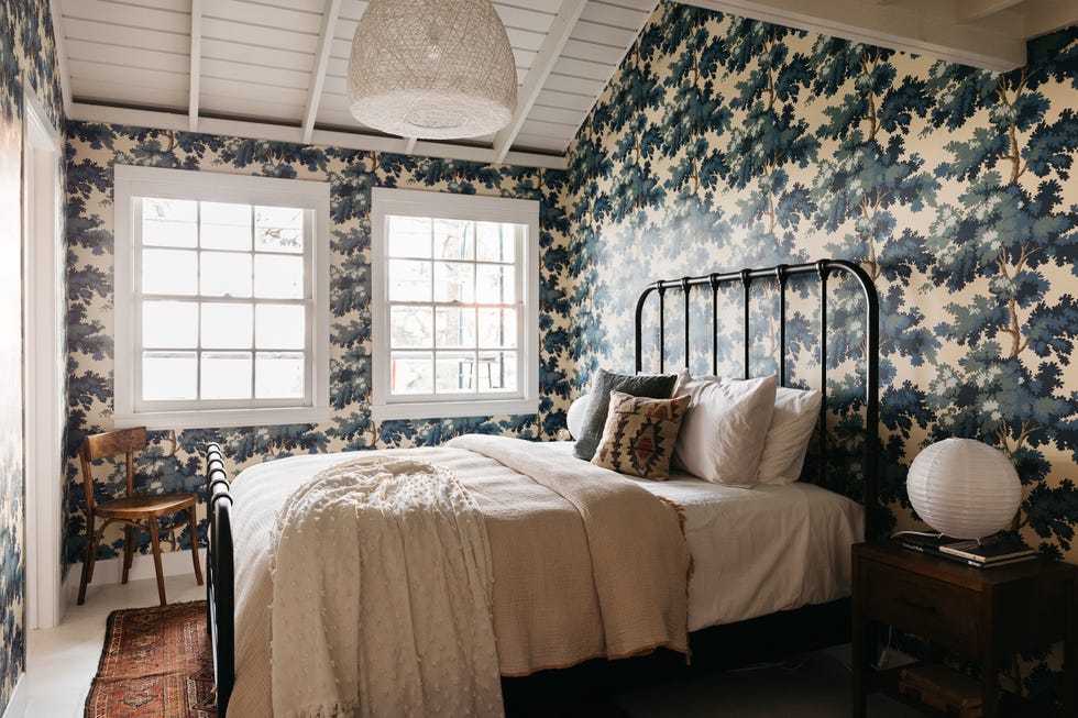 dormitorio de estilo vintage decorado con papel pintado botánico