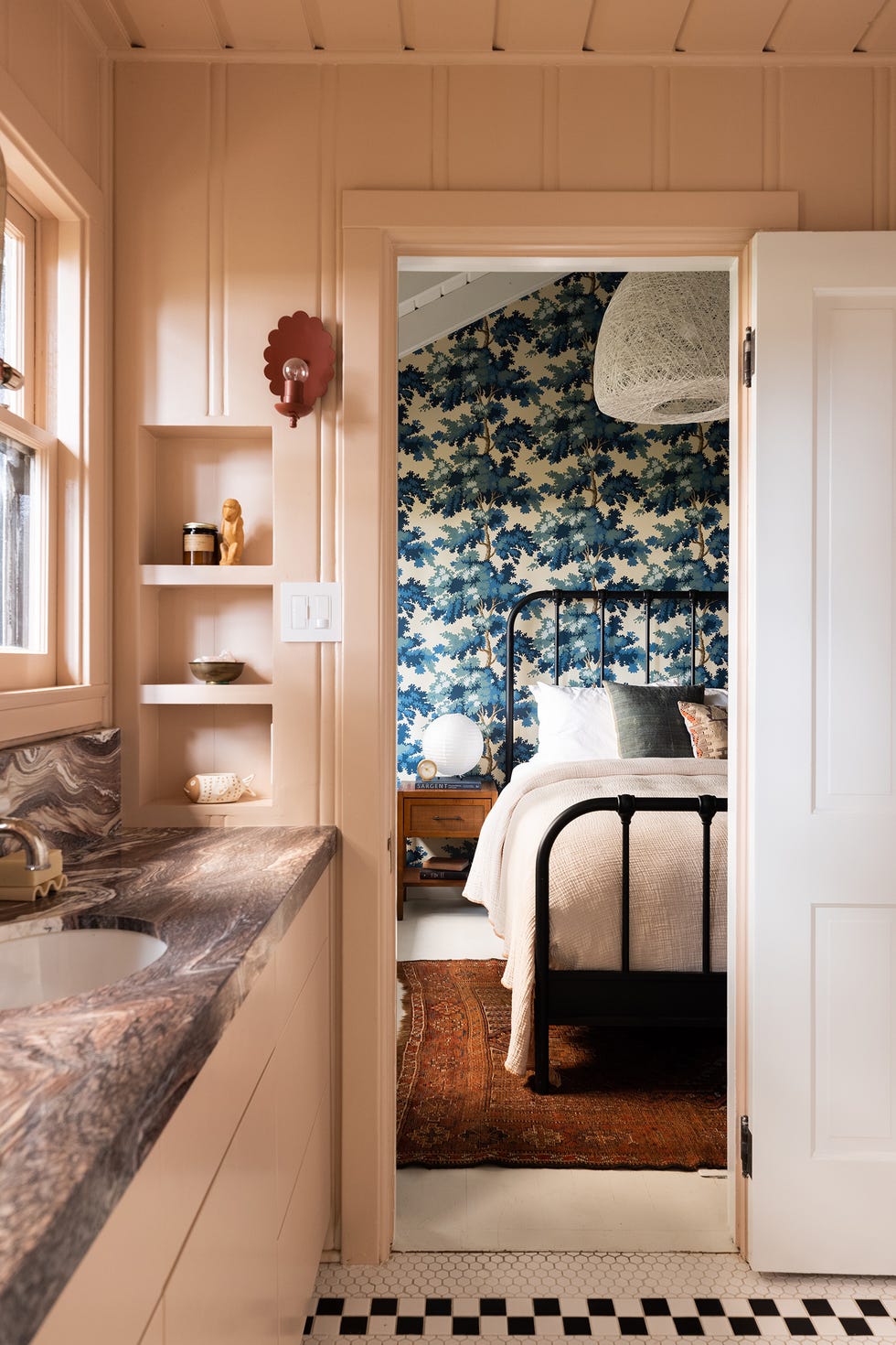 baño en suite de estilo vintage con encimera de granito