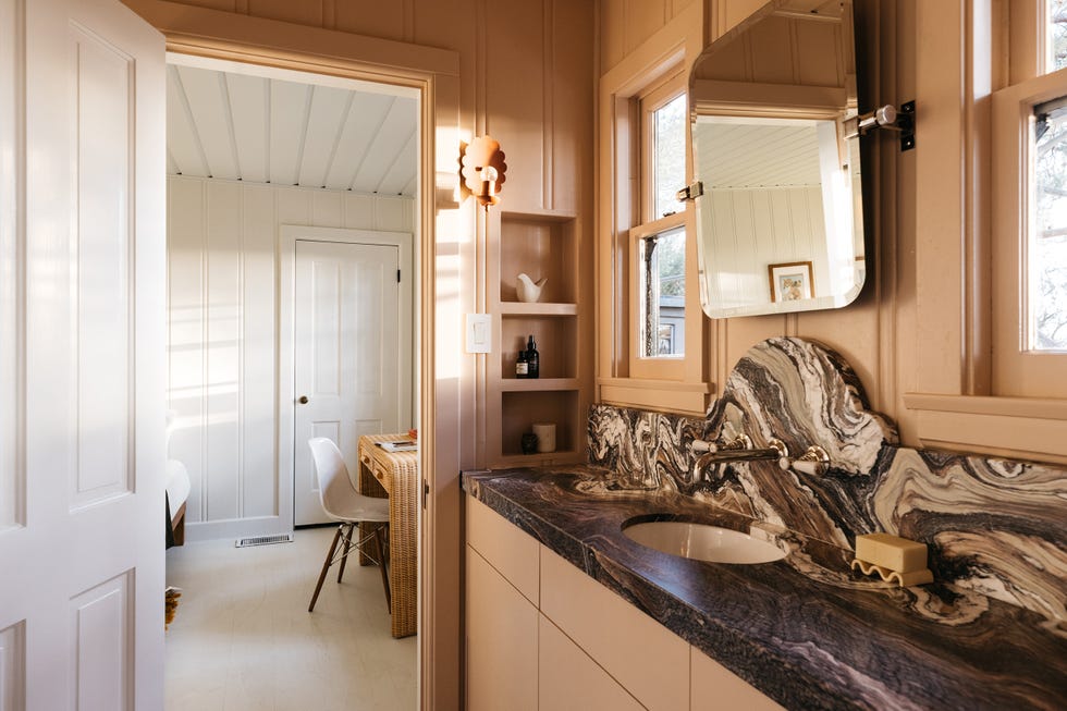baño en suite de estilo vintage con encimera de granito