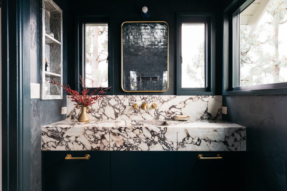 baño de estilo vintage en color negro con encimera de mármol