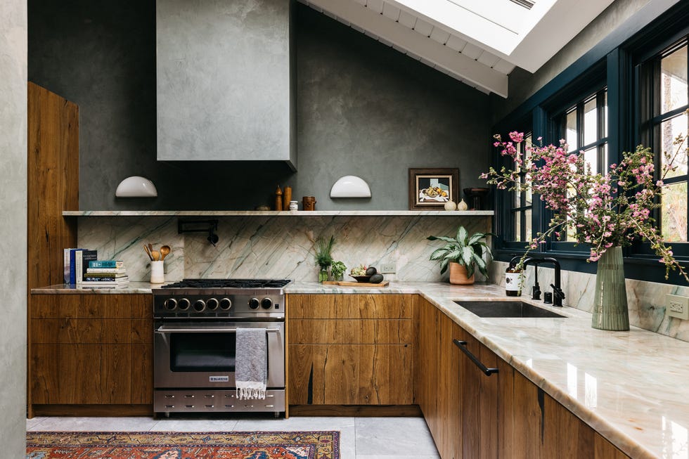 cocina rústica con armarios de madera y encimeras de mármol