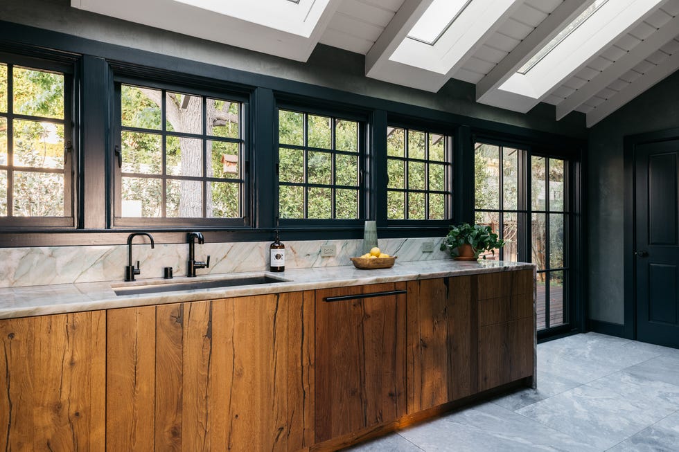 cocina rústica con armarios de madera y encimeras de mármol