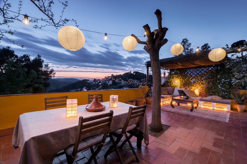 terraza con comedor exterior de estilo bohemio