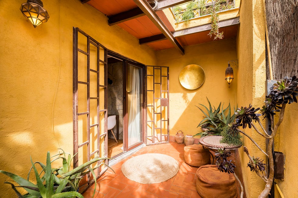 casa de campo rústica con fachada amarilla