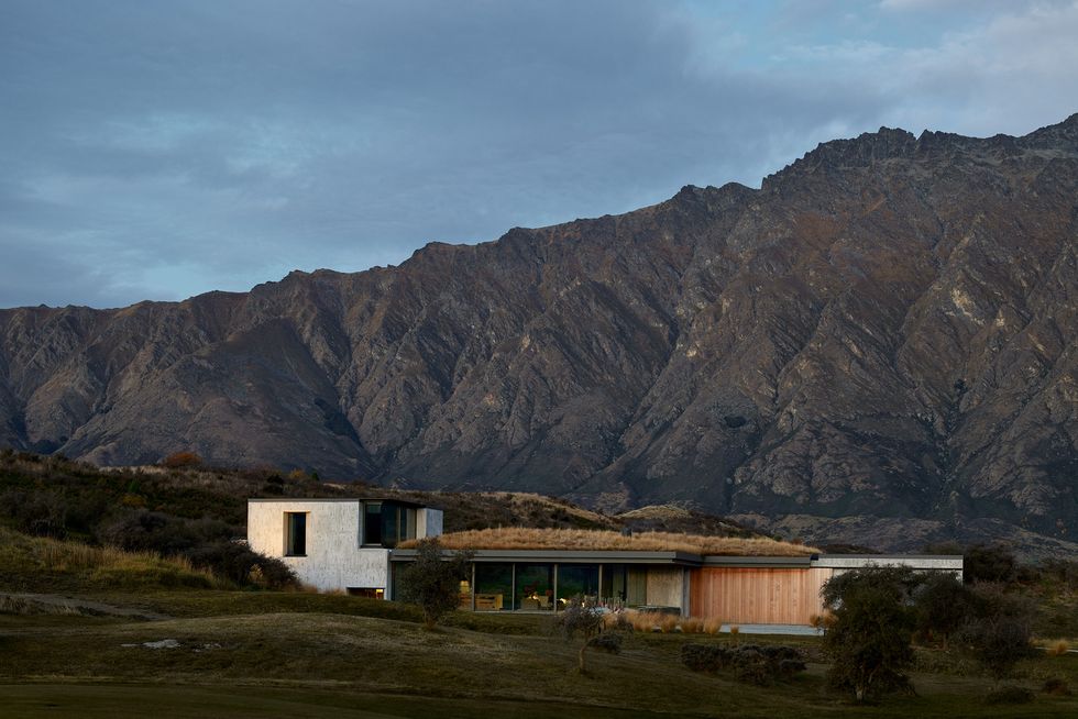 casa de campo de diseño arquitectura moderna con patio y cubierta vegetal