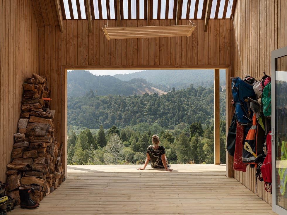 recibidor con listones de madera en suelo, techo y paredes