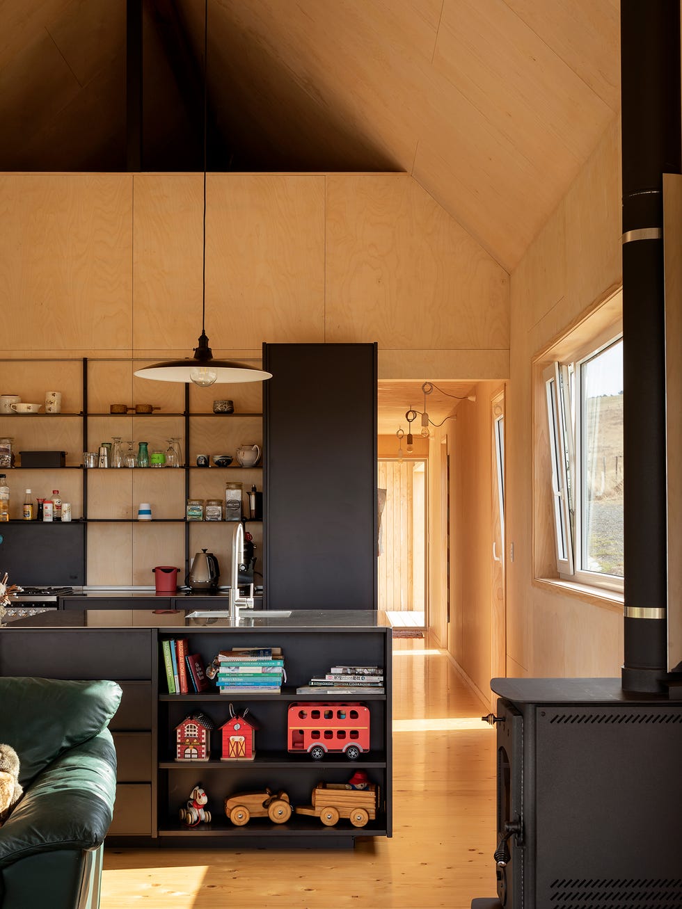 cocina abierta al salón diseñada en negro