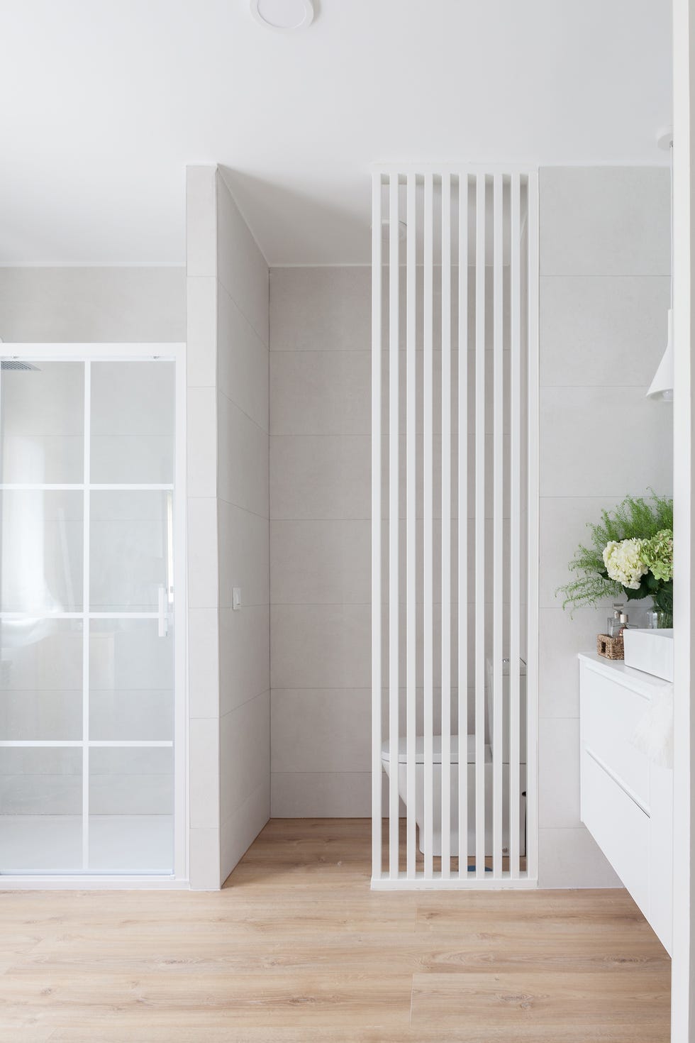 divisor de lamas de madera blanca en el baño