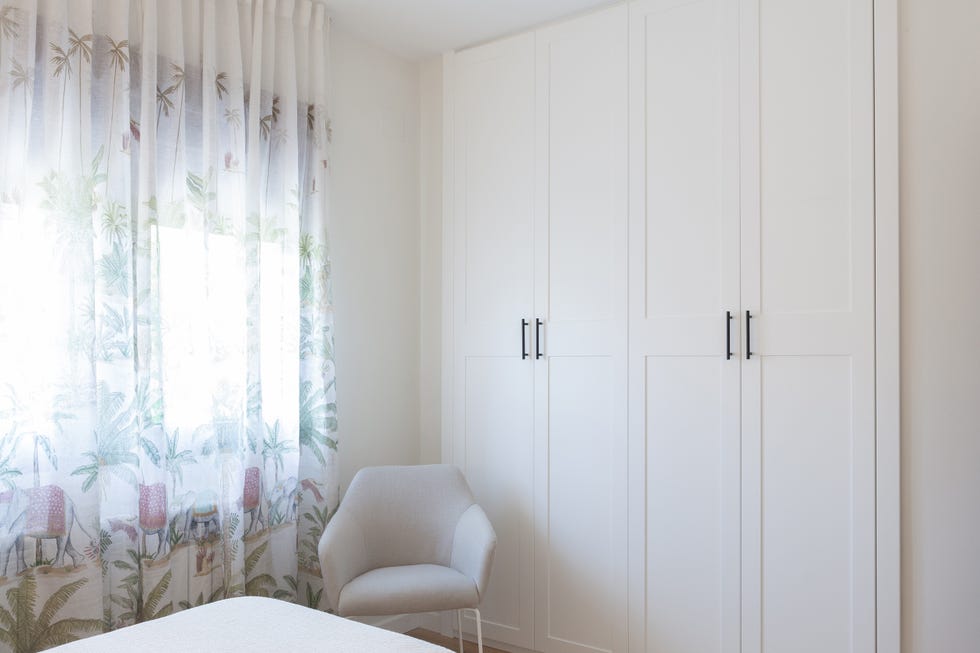armario blanco empotrado y cortinas florales
