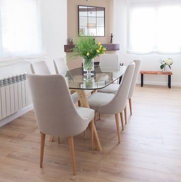 Mesa de comedor de cristal con sillas grises y chimenea mesa de comedor de cristal con sillas grises y chimenea
