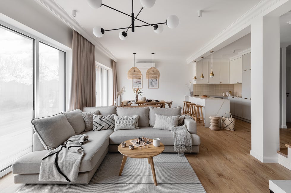 salón, comedor y cocina de estilo boho en tonos neutros y madera