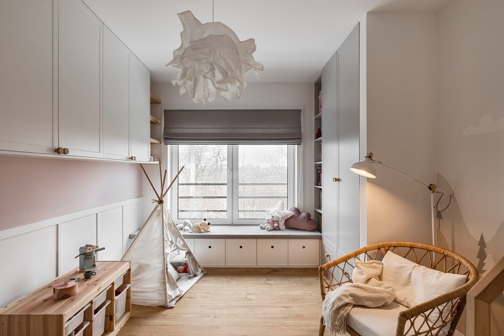 habitación infantil con tipi y rincón de lectura con almacenaje