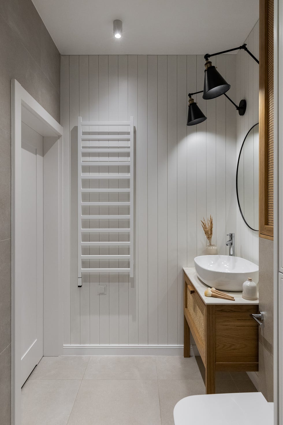 baño con paredes de listones de madera en blanco