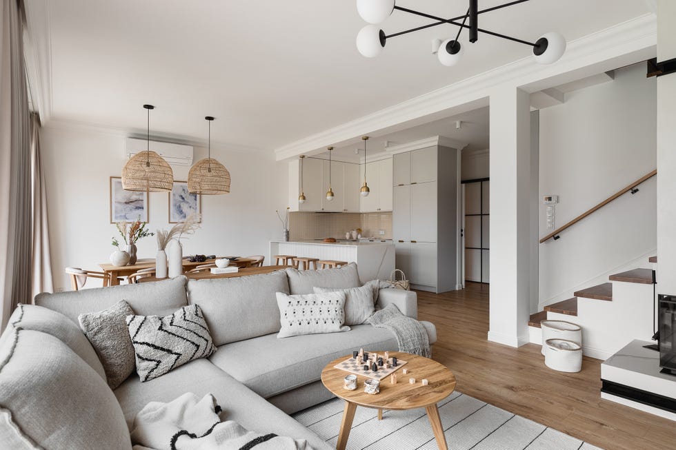 salón, comedor y cocina de estilo boho en tonos neutros y madera