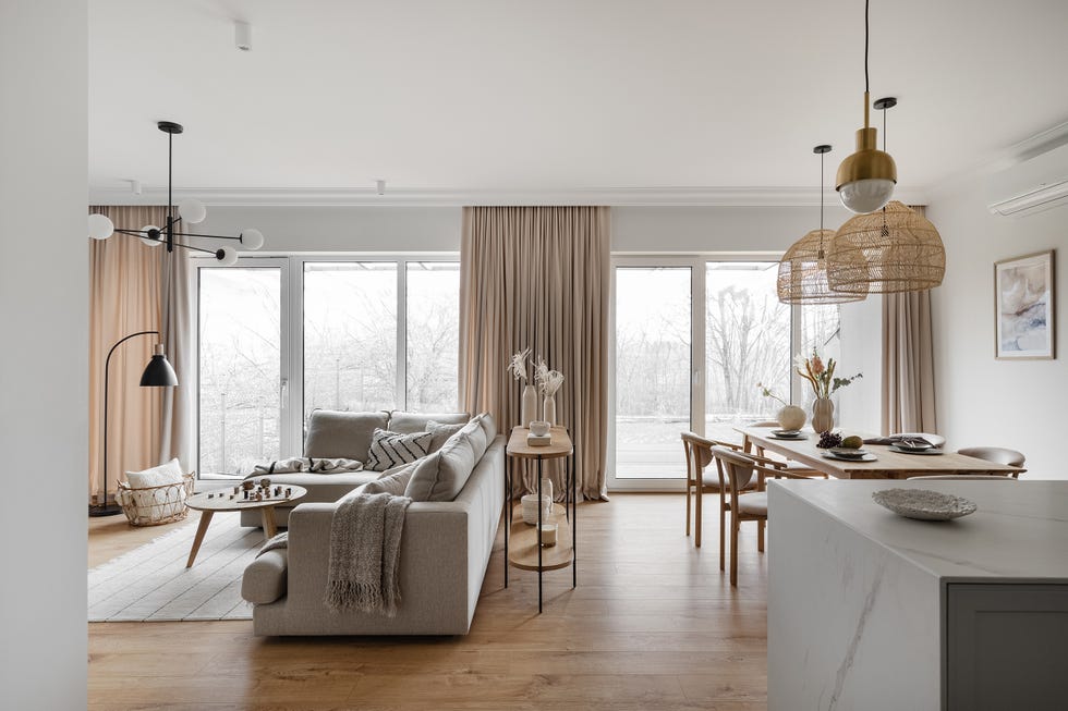 salón, comedor y cocina de estilo boho en tonos neutros y madera