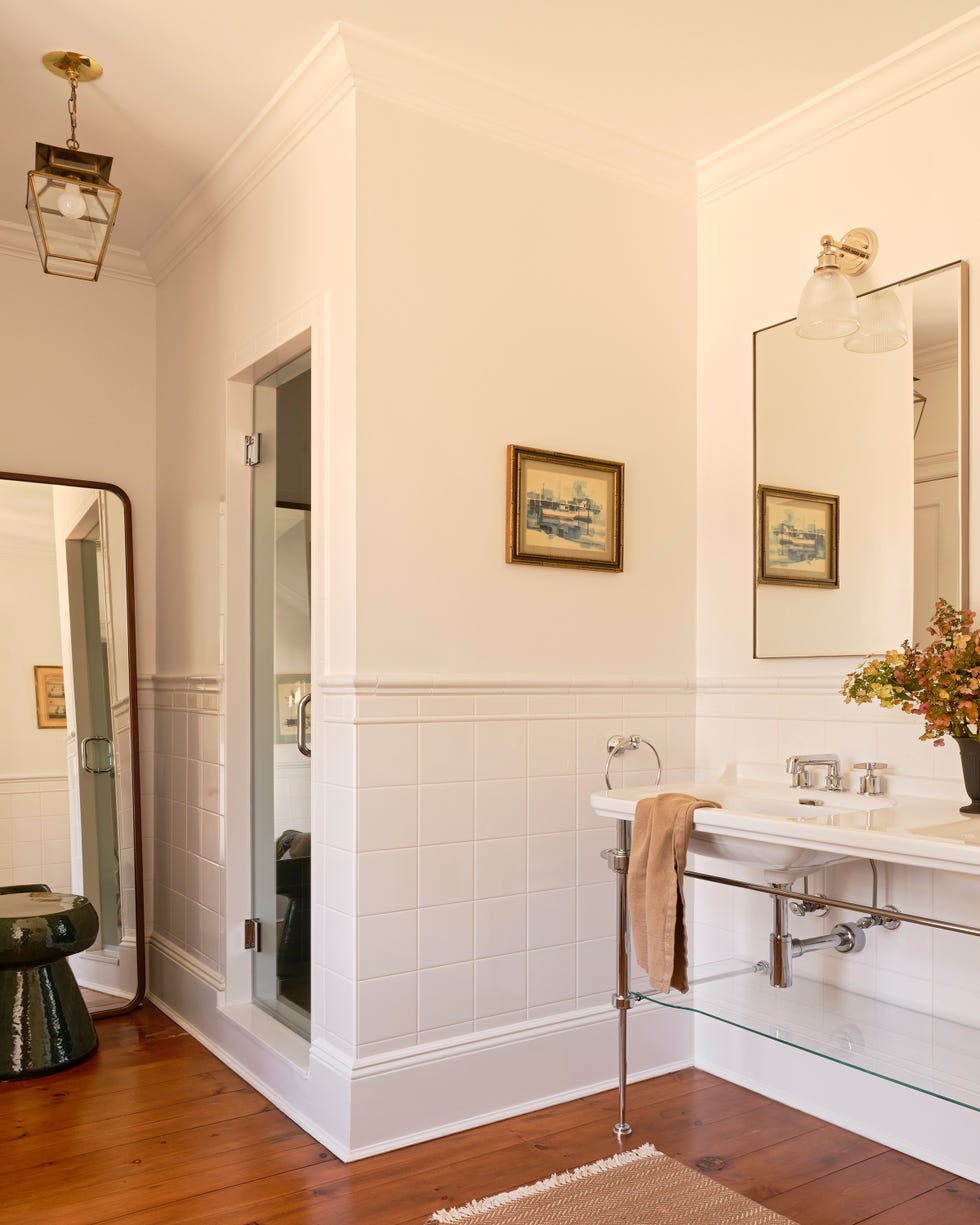 baño vintage con lavabo de pedestal y azulejos blancos