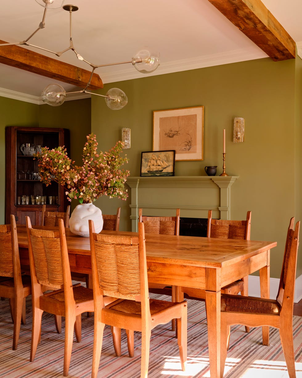 mesa de comedor y sillas de madera y paredes verdes