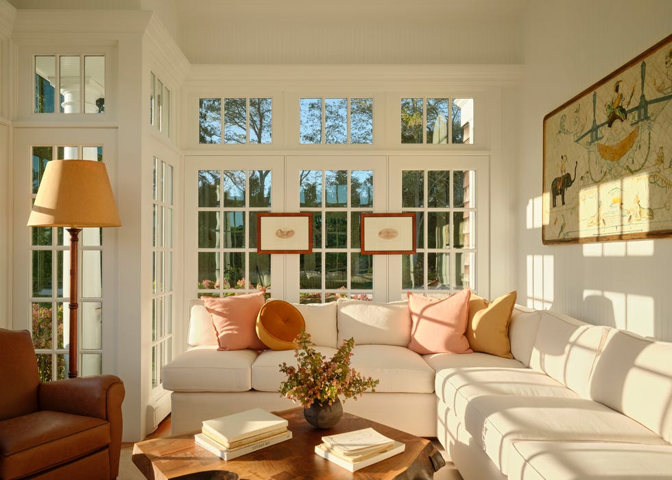 salón con sofá rinconera blanco y cristalera