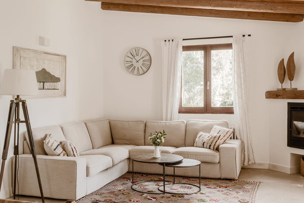 salón rústico con sofá rinconera beige