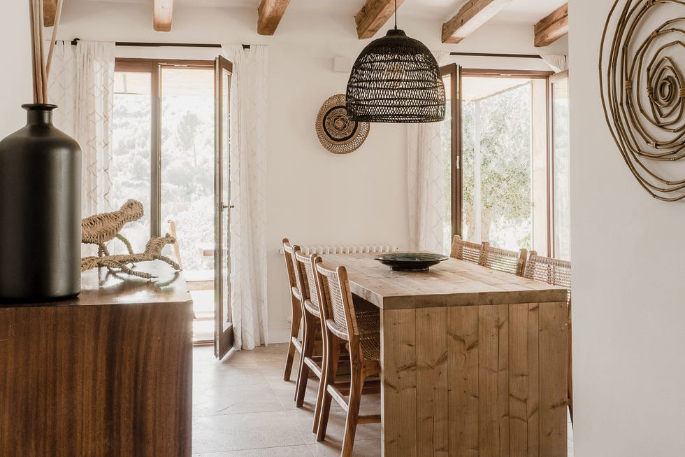 mesa de comedor y sillas de madera