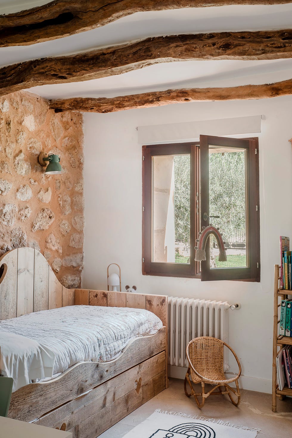habitación infantil rústica con cama de madera