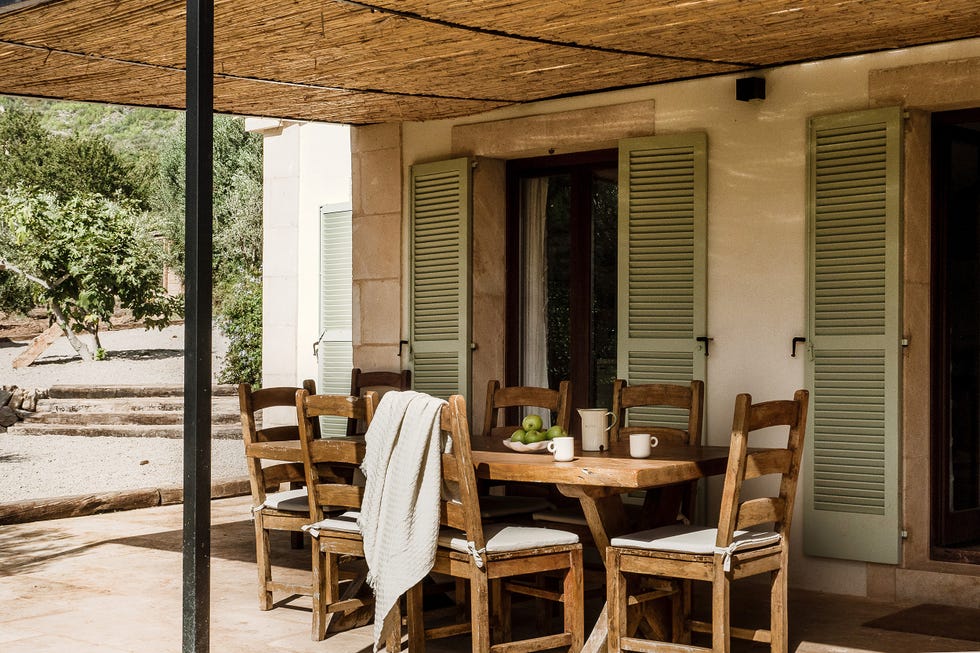 porche con comedor de madera