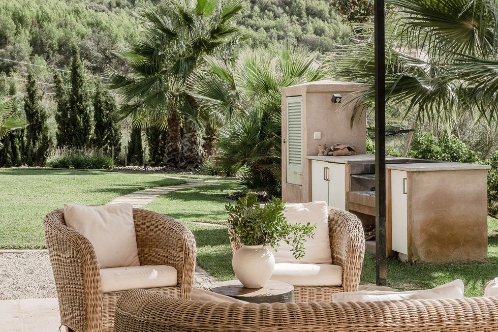 porche con muebles de ratán